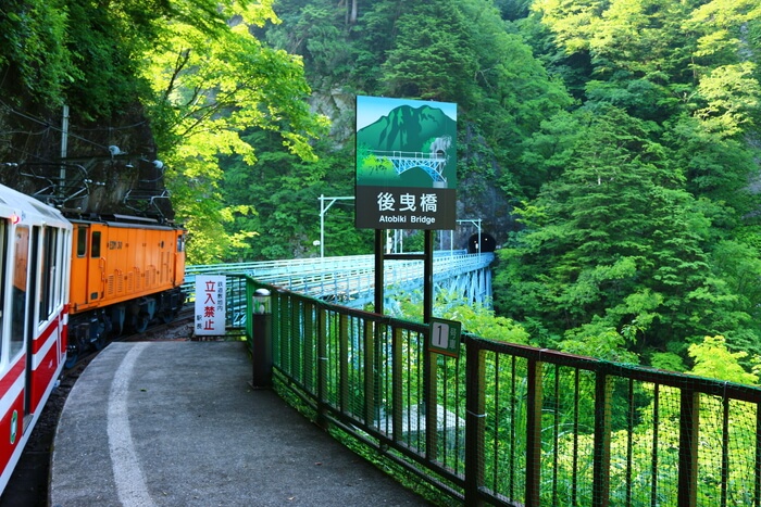 Железная дорога через ущелье Куробэ