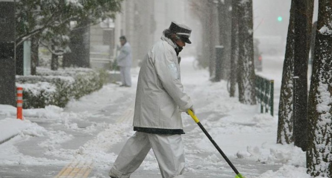 В Японии из-за снегопадов туристы оказались отрезанными от внешнего мира