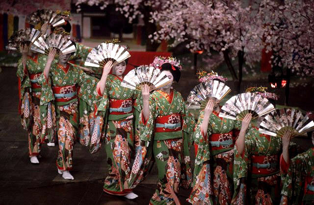 японский танец с веерами