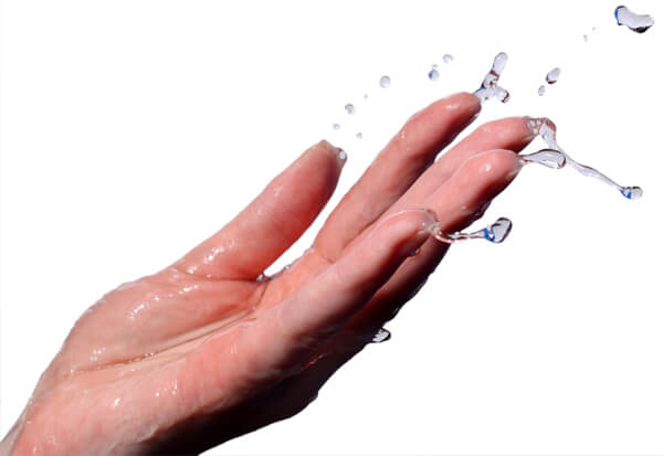 смачивайте руки в воде