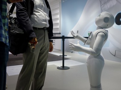 В Японии роботы будут продавать телефоны