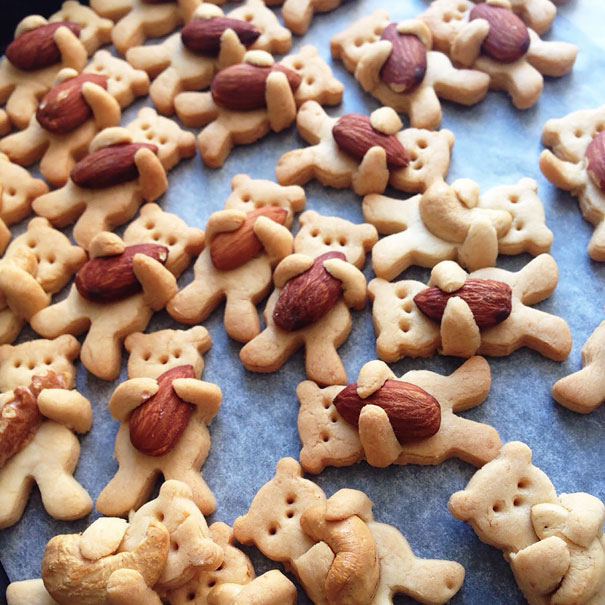 Печеньки в форме медведей, держащих орешки