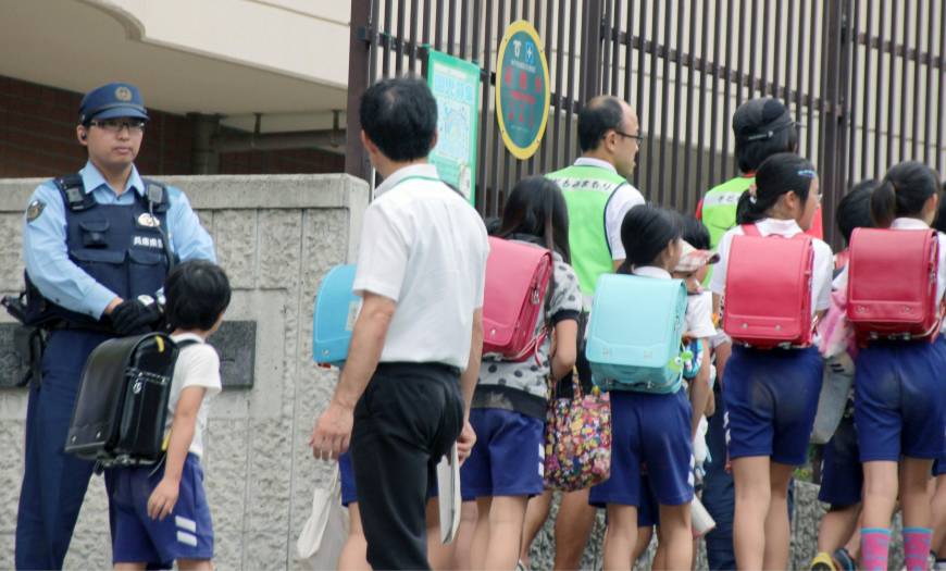 В двух японских городах из-за противостояния якудза дети ходят в школу под охраной полицейских