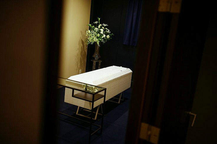 Проблему недостатка крематориев в Японии решают с помощью "гостиниц" для мертвецов