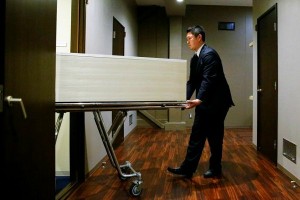 Проблему недостатка крематориев в Японии решают с помощью "гостиниц" для мертвецов