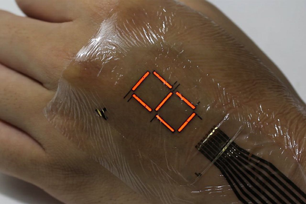 В Японии создали дисплей, который можно наклеить на кожу человека