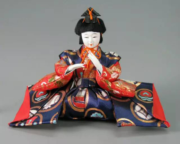 куклы, наряженные в кимоно