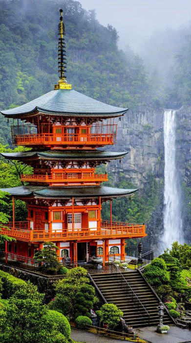 Пагода Сейгантодзи и водопад Начи-но-таки