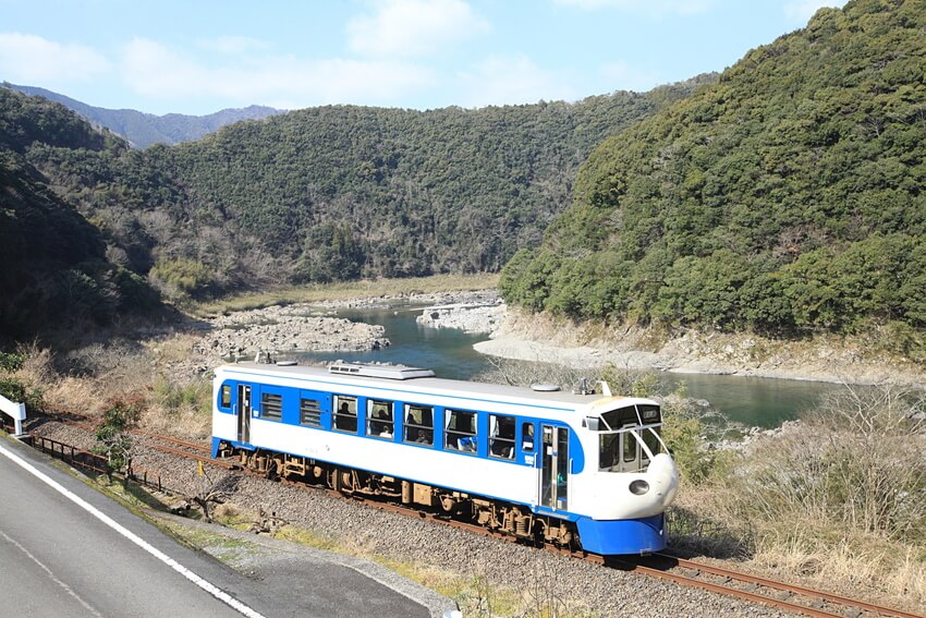 поезд JR Shikoku
