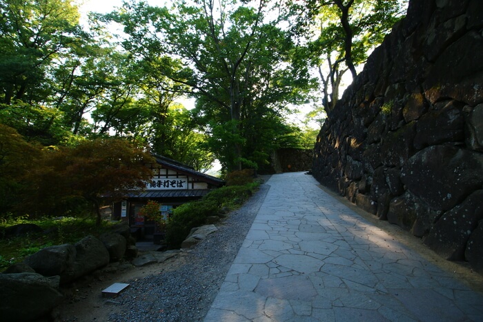 Руины замка Коморо и сад Кайко-эн
