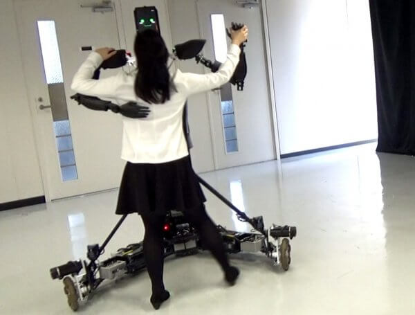 Робот, обучающий танцам, появился в Японии