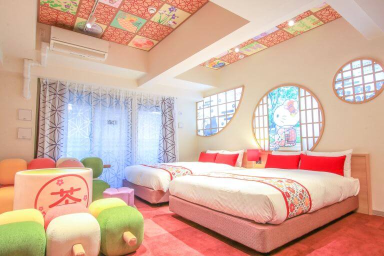 Новый номер в стиле Hello Kitty с бесплатными подарками появился в киотском отеле