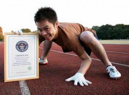 японец установил рекорд по бегу на четвереньках