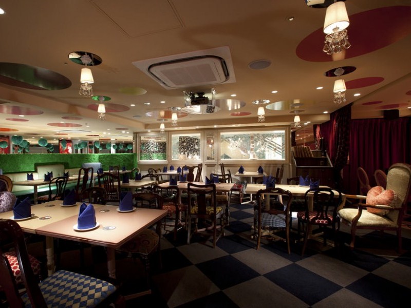 Ресторан в стиле Алиса в стране чудес в Токио