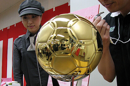 золотой футбольный мяч
