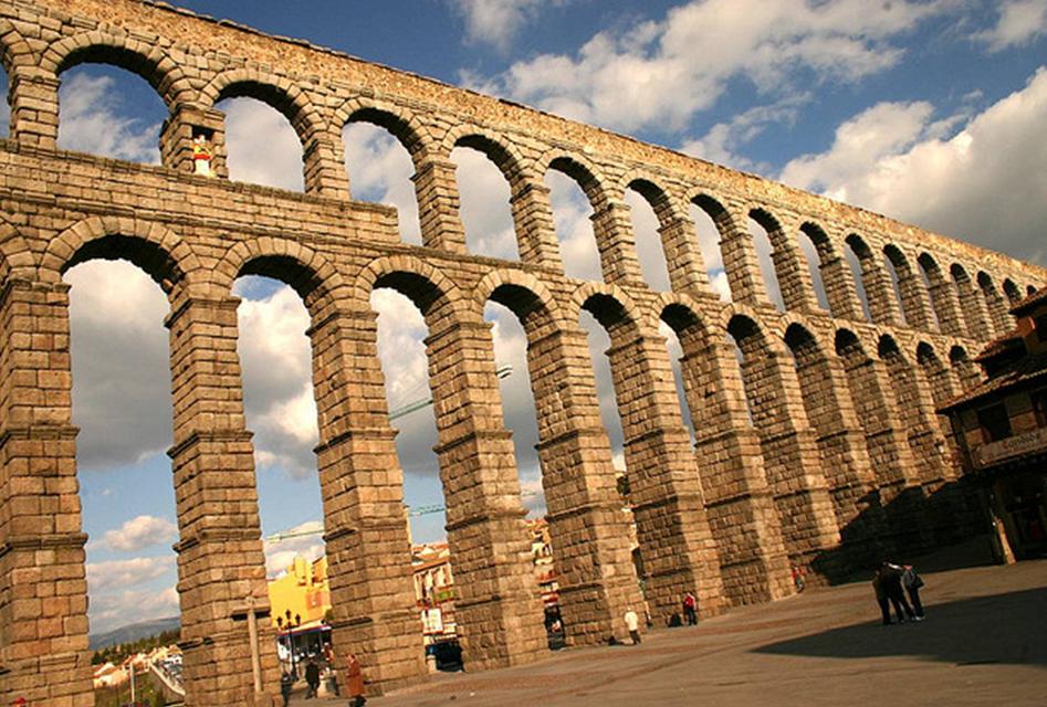 Акведук в Сеговии (Испания)