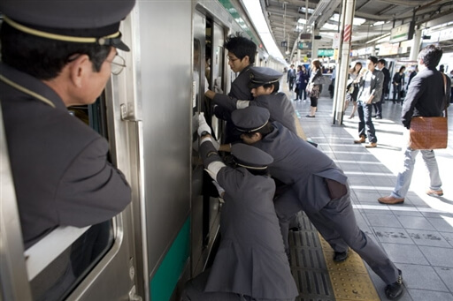 Японское метро в час пик