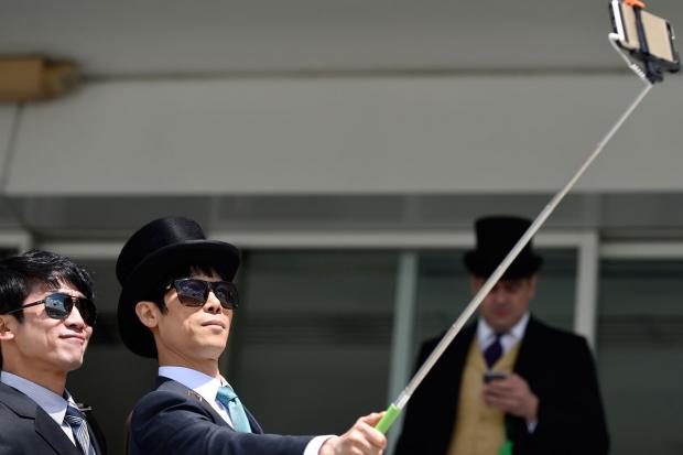 В Японии стали запрещать палки для селфи