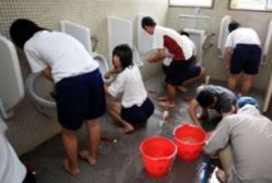 японские школьные туалеты