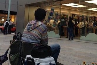 Житель Японии ждет старт продаж нового iPhone прямо возле магазина