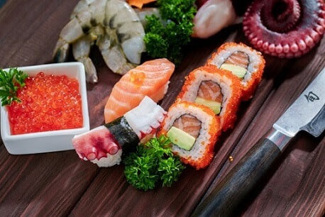 Чем отличаются роллы от суши