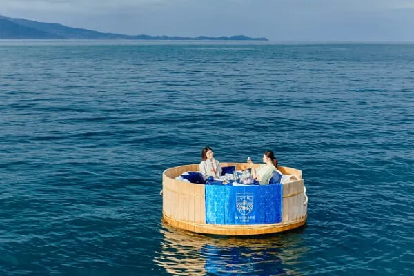 Сеть роскошных отелей предлагает услуги караоке в большой ванне, плавающей на берегу океана