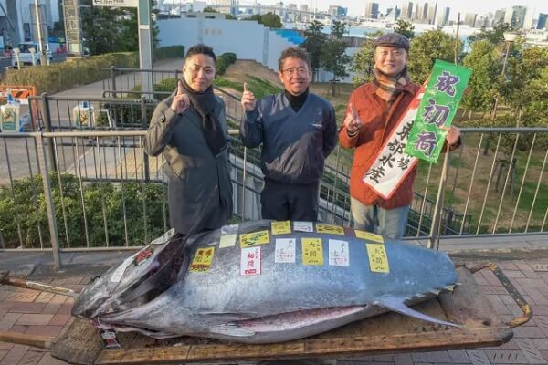 Токийский ресторан выиграл на новогоднем аукционе ценного тунца за 114,2 миллиона иен