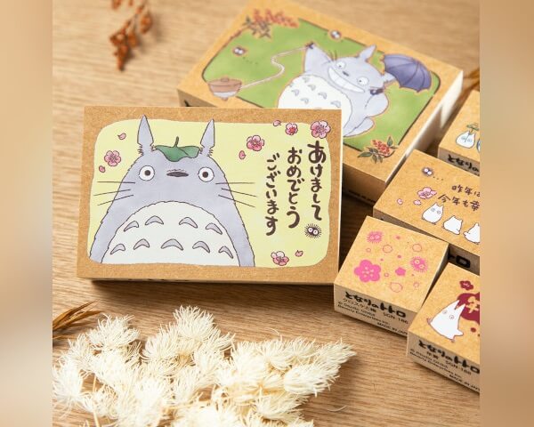 Студия Гибли представила новогодние печати «Мой сосед Тоторо» в Японии