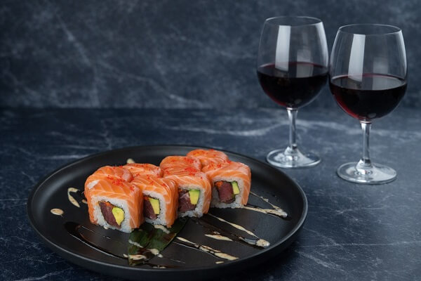 Белое сухое или крафт? Подбираем напитки под роллы с лососем и тунцом